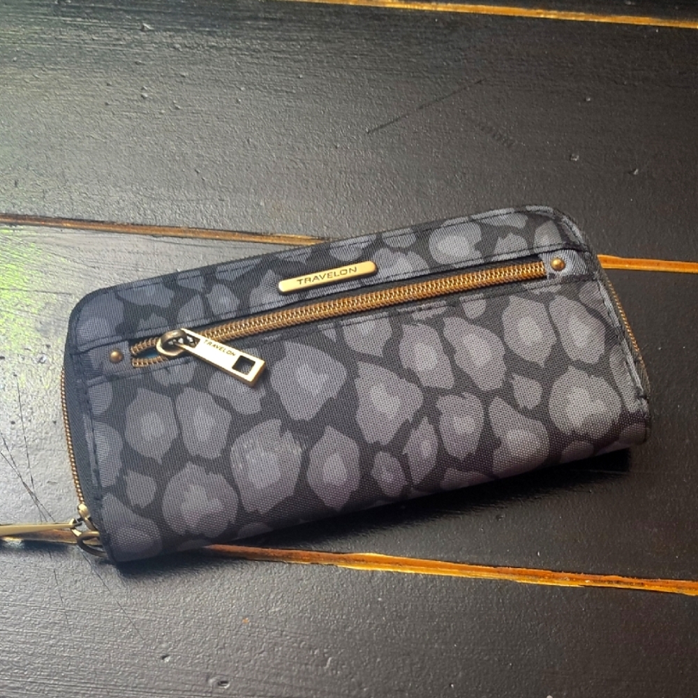Travelon Women's Black 🖤 🖤 🩶 🩶 Beautiful Blue 💙 💙 Wallet